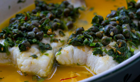 Gepocheerde heek met sinaasappelboter en spinazie